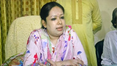 সাংবাদিকদের সঙ্গে আলাপকালে ব্যারিস্টার রুমিন ফারহানা