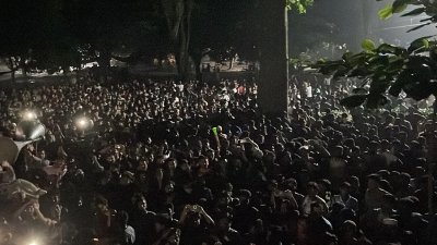 শনিবার গভীর রাতে উপাচার্যের বাসভবনের প্রধান ফটকে রাবি শিক্ষার্থীদের অবস্থান
