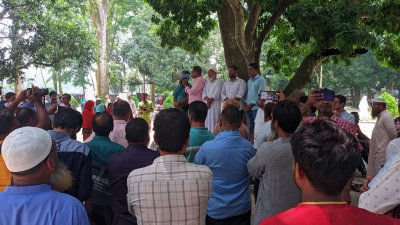 রাবি অফিসার সমিতির কোষাধ্যক্ষ মাসুদ রানা এই কর্মসূচির ঘোষণা দেন