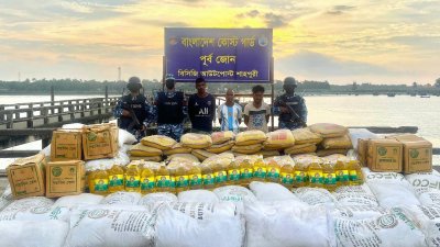 পণ্যসামগ্রীসহ আটক তিন পাচারকারী