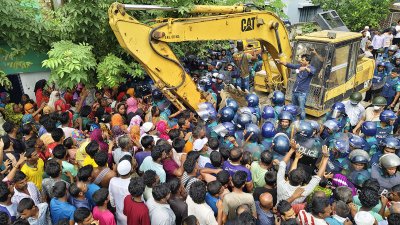 সকাল ১০টার পর পুলিশ লাঠিচার্জ শুরু করলে সংঘর্ষের শুরু হয়