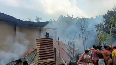 মালামালসহ ১৭ পরিবারের ৫০টি ঘর আগুনে পুড়ে গেছে