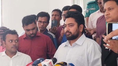 সাংবাদিকদের সঙ্গে কথা বলছেন নাহিদ ইসলাম