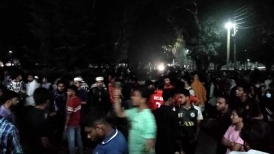 এ ঘোষণার সময়েও উপাচার্যের বাসভবনের বাইরে ফটকে কয়েক হাজার ছাত্র-ছাত্রী অবস্থান করছিলেন