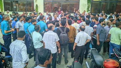 রংপুর সিটি করপোরেশনের সামনে সাংবাদিকদের বিক্ষোভ