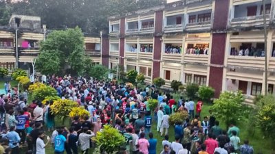 রাজশাহী বিশ্ববিদ্যালয়ে পোষ্য কোটা বহালের প্রতিবাদে আন্দোলনরত শিক্ষার্থীদের সঙ্গে শিক্ষক-কর্মকর্তা ও কর্মচারীদের হাতাহাতি ও ধস্তাধস্তির ঘটনা ঘটেছে শনিবার বিকালে