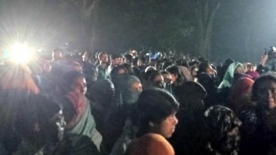 রাজশাহী বিশ্ববিদ্যালয়ে (রাবি) পোষ্য কোটা বাতিলের দাবিতে জুবেরী ভবন থেকে সরে এসে উপাচার্যের বাসভবনের মূল ফটকে অবস্থান নিয়েছেন বিক্ষুব্ধ শিক্ষার্থীরা
