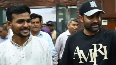তামিম ইকবাল ও ক্রীড়া উপদেষ্টা আসিফ মাহমুদ- ফাইল ছবি।