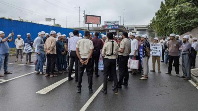 বলাকা ভবনের সামনে অবস্থান নিয়ে বিমানের চাকরিচ্যুত কর্মকর্তা-কর্মচারীদের বিক্ষোভ