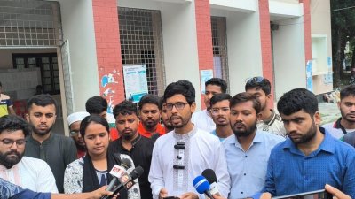 সাংবাদিকদের সঙ্গে কথা বলছেন ছাত্রশিবির সমর্থিত প্যানেলের নেতৃবৃন্দ