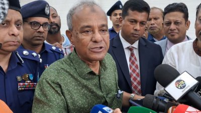 সাংবাদিকদের সঙ্গে আলাপকালে স্বরাষ্ট্র উপদেষ্টা মো. জাহাঙ্গীর আলম চৌধুরী