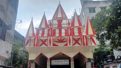 মণ্ডপগুলোতে চলছে শেষ মুহূর্তের প্রস্তুতি