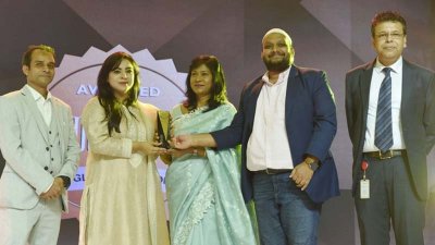 সম্মাননা গ্রহণ করেন যমুনা গ্রুপের গ্রুপ পরিচালক সুমাইয়া রোজালিন ইসলাম