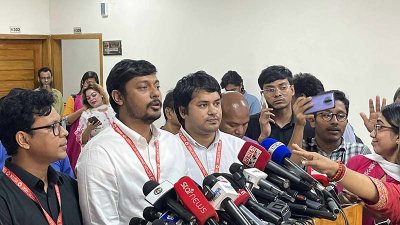 সাংবাদিকদের সঙ্গে কথা বলছেন  নাসিরউদ্দীন পাটওয়ারী