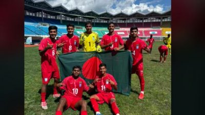 জয়ের পর লাল-সবুজ পতাকা হাতে একাডেমি দল।