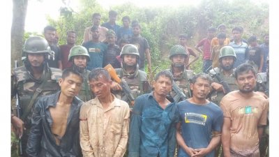 আগ্নেয়াস্ত্রসহ ছয় জনকে আটক করেছে সেনাবাহিনী