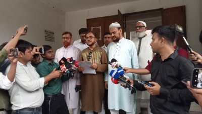 সাংবাদিকদের সঙ্গে কথা বলেন জামায়াতপন্থি শিক্ষকরা