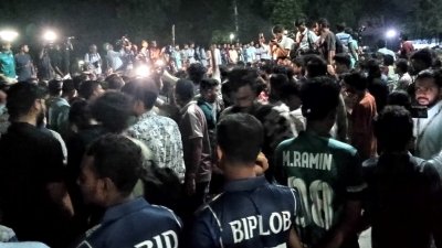 নির্বাচন পেছানোর দাবিতে ছাত্রদলের বিক্ষোভ