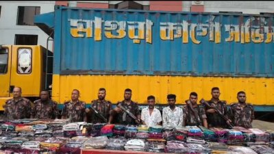 কাভার্ডভ্যান ভর্তি ভারতীয় শাড়ি-থ্রিপিসসহ আটক ২      