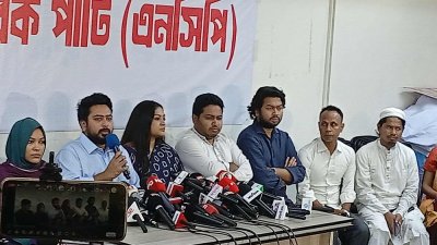 জরুরি সংবাদ সম্মেলনে বক্তব্য রাখছেন নাহিদ ইসলাম