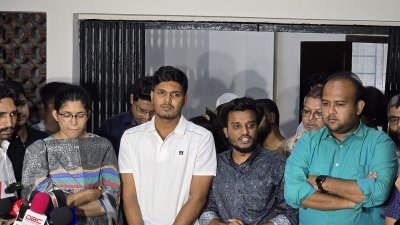 সাংবাদিকদের সঙ্গে কথা বলছেন আবিদুল ইসলাম খান, আবদুল কাদের ও উমামা ফাতেমা/বাংলা ট্রিবিউন
