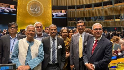 প্রধান উপদেষ্টার সঙ্গে আইন উপদেষ্টা ড. আসিফ নজরুল, পররাষ্ট্র উপদেষ্টা মো. তৌহিদ হোসেন, জ্বালানি উপদেষ্টা ফাওজুল কবির খান এবং প্রধান উপদেষ্টার কার্যালয়ের এসডিজি বিষয়ক মুখ্য সমন্বয়ক লামিয়া মোরশেদ/পিআইডি