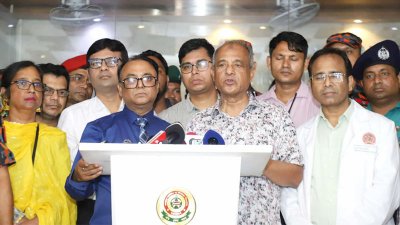 সাংবাদিকদের সঙ্গে কথা বলছেন স্বরাষ্ট্র উপদেষ্টা লেফটেন্যান্ট জেনারেল (অব.) মো. জাহাঙ্গীর আলম চৌধুরী