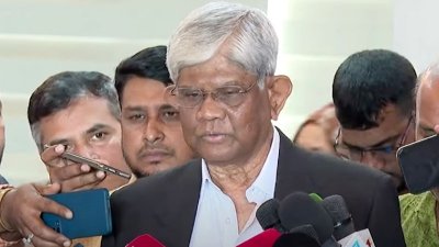 সাংবাদিকদের সঙ্গে কথা বলছেন অর্থ উপদেষ্টা ড. সালেহউদ্দিন আহমেদ