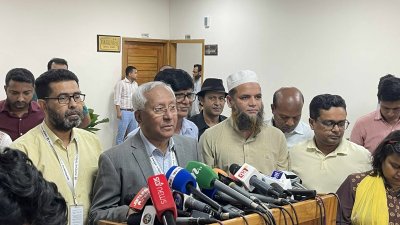 সাংবাদিকদের সঙ্গে কথা বলছেন নির্বাচন কমিশন সচিবালয়ের সিনিয়র সচিব আখতার আহমেদ