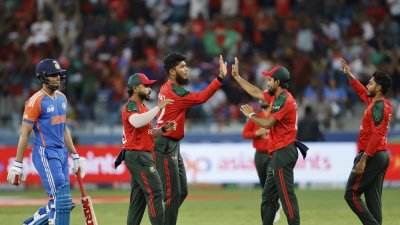 দুটি উইকেট তুলে ভারতকে বিপদে ফেলেন রিশাদ।