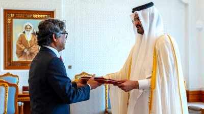 কাতারের ডেপুটি আমির শেখ আব্দুল্লাহ বিন হামাদ আল থানির কাছে আনুষ্ঠানিকভাবে পরিচয়পত্র পেশ করেন বাংলাদেশের নবনিযুক্ত রাষ্ট্রদূত মোহাম্মদ হযরত আলী খান