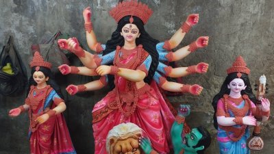 শিল্পীর রং-তুলির আঁচড়ে সাজছে প্রতিমা