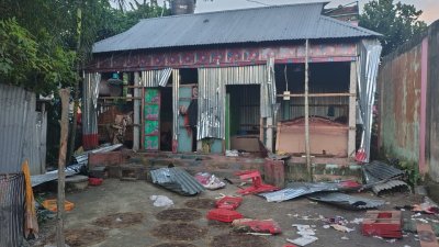 বাড়িঘরে ভাঙচুর ও লুট