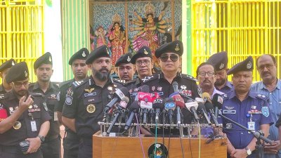 দিনাজপুরে সাংবাদিকদের ব্রিফিং করেন র‍্যাব ডিজি