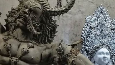 কাশিমপুর শ্মশান মন্দিরে আংশিক প্রস্তুত কয়েকটি প্রতিমা ভাঙচুর করা হয়