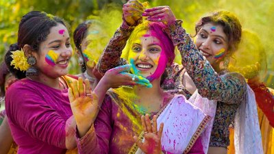 কাপড়ে দাগ নিয়ে ভাববেন না, উৎসবে মাতুন