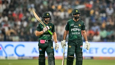 দারুণ ওপেনিং জুটি গড়েন শাহেবজাদা ফারহান ও ফখর জামান।