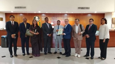 ফেডারেশন অব মালয়েশিয়ান ম্যানুফ্যাকচারিংয়ের (এফএমএম) কর্মকর্তাদের সঙ্গে বাংলাদেশ প্রতিনিধিদলের সদস্যরা