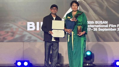 চলচ্চিত্রকারকে পুরস্কার তুলে দেন সংস্কৃতি বিষয়ক উপদেষ্টা