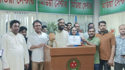 ইসির মিডিয়া সেন্টারে বাংলাদেশ লেবার পার্টির নেতারা