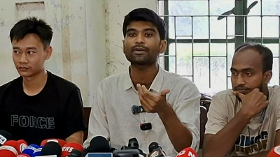 সাংবাদিকদের সঙ্গে কথা বলছেন মেঘমল্লার বসু