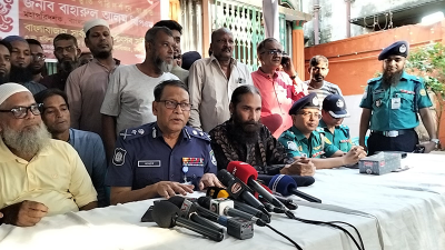 সাংবাদিকদের সঙ্গে কথা বলছেন আইজিপি বাহারুল আলম