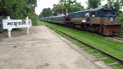 চাঁদপুর-চট্টগ্রাম রুটে বহু বছর ধরে মাত্র দুটি ট্রেন যাত্রীসেবা দিয়ে যাচ্ছে