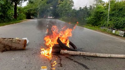 সড়কে টায়ার জ্বালিয়ে অবরোধ