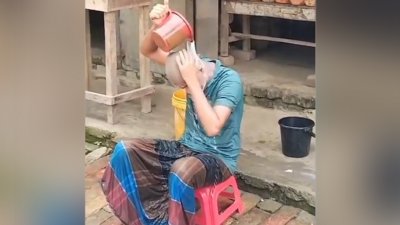 কষ্টে মাথা ন্যাড়া করে দুধ দিয়ে গোসল করে চাঞ্চল্য ছড়ালেন যুবক