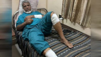 আজিজুল হককে হাসপাতালে ভর্তি করা হয়েছে