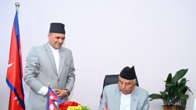 তরুণদের ভোট দেওয়ার সুযোগ দিতে অধ্যাদেশে স্বাক্ষর করছেন প্রেসিডেন্ট পাওদেল। ছবি: রয়টার্স