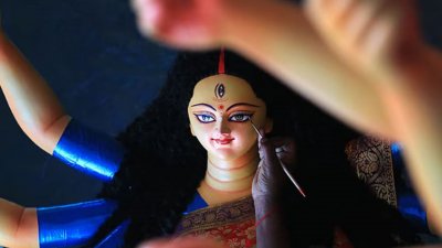 দুর্গাপূজা উপলক্ষে প্রতিমা তৈরি শেষ করে এখন চলছে রংতুলির আঁচড়ে সাজিয়ে নেওয়ার কাজ