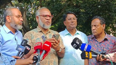 বৃহস্পতিবার বিকালে বিশ্ববিদ্যালয়ের শহীদ বুদ্ধিজীবী স্মৃতিফলক চত্বরের সামনে কর্মবিরতি স্থগিতের ঘোষণা দেন ফোরামটির সভাপতি অধ্যাপক আবদুল আলিম