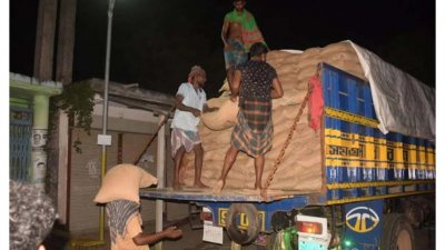 বাজারে অভিযান চালিয়ে টিসিবির চাল জব্দ করা হয়